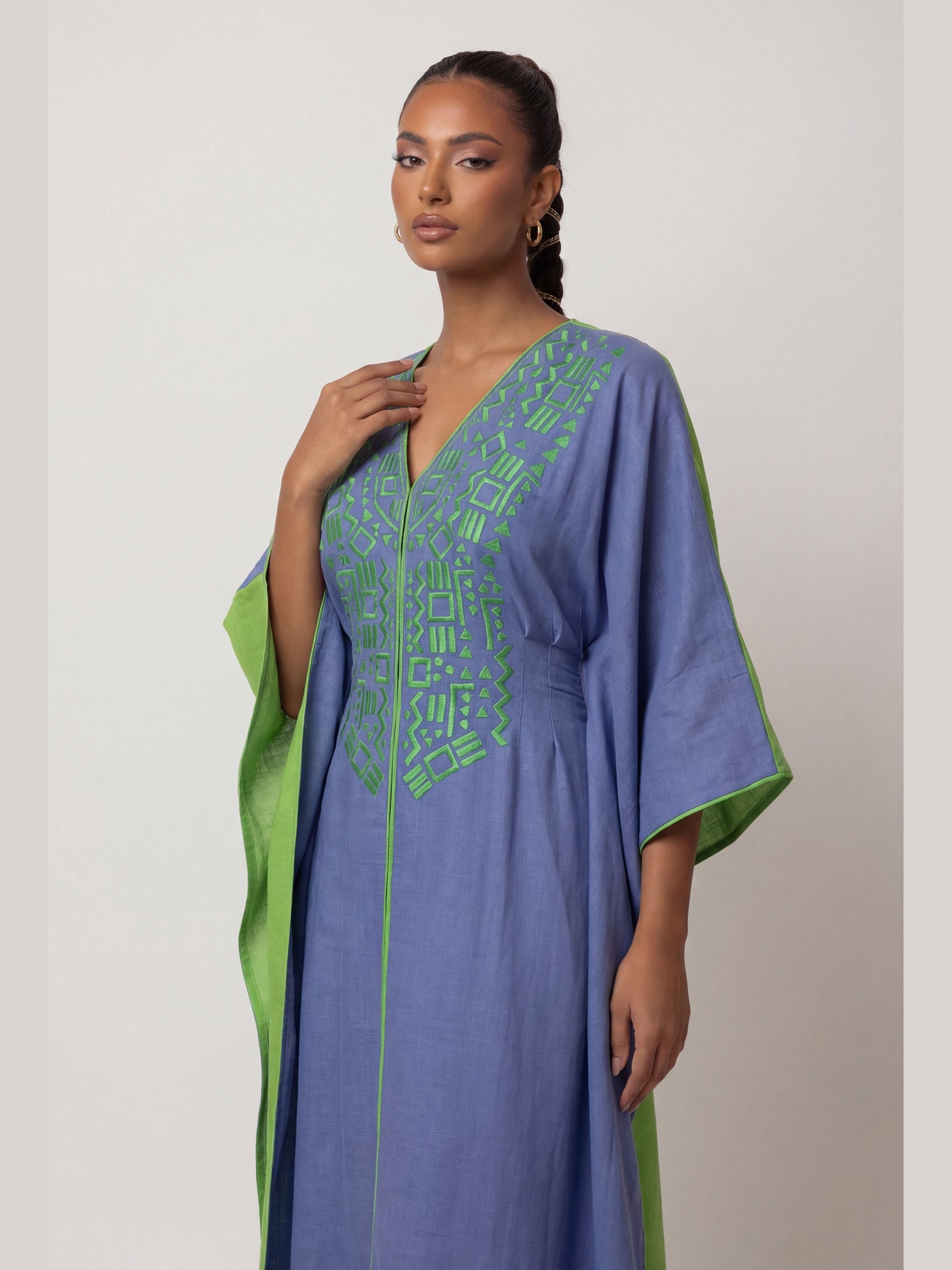Linen Embroidered Kaftan/Dara'a in Blue & Green I  قفطان كتان أزرق مطرز بالاخضر بحزام داخلي